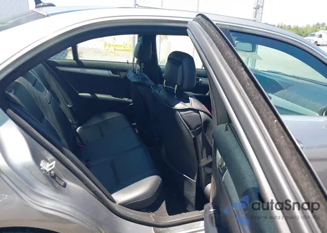 2012 Mercedes-Benz C 250 Luxury/Sport z USA, uszkodzony, nr VIN WDDGF4HB0CR223977